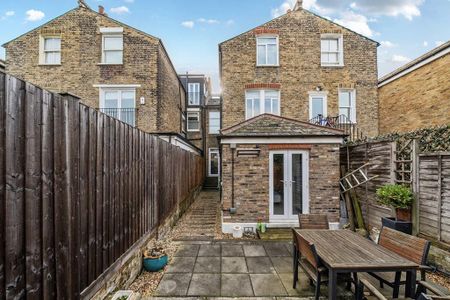 3 bedroom flat to rent - Photo 4