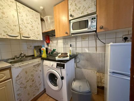 Studio Flat, High Road, IG1 - Photo 4
