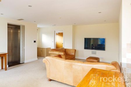 2 bedroom penthouse to rent - Photo 2
