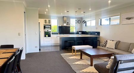 Fully Furnished Modern Spacious Family Home in Prime Subdivision! - Photo 5