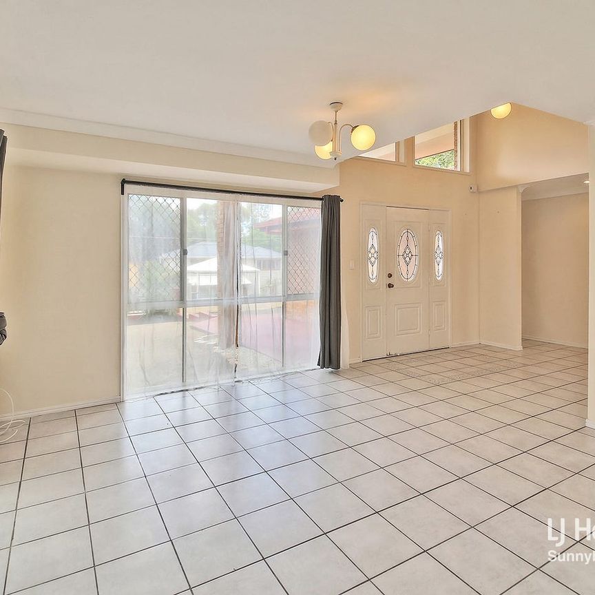Your Dream Home Awaits: Elegant 5-Bed Rental in Vibrant Community! - Photo 1