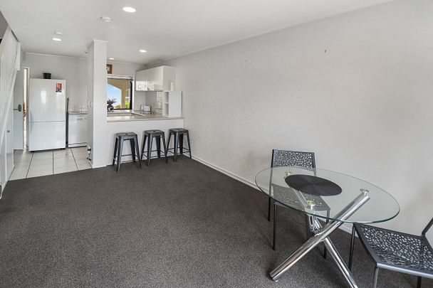 Located in Old Papatoetoe! - Photo 1