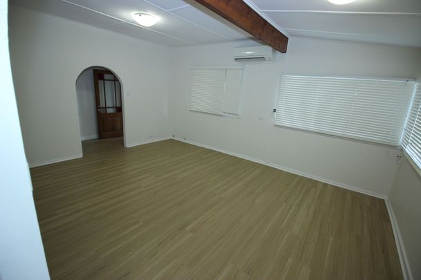Renovated Home – Walk to the Lake&excl;&excl; - Photo 1
