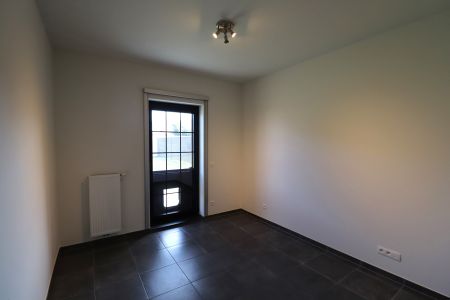 Een ruim gelijkvloers appartement met 3 slaapkamers, tuin en autostaanplaats. - Photo 3