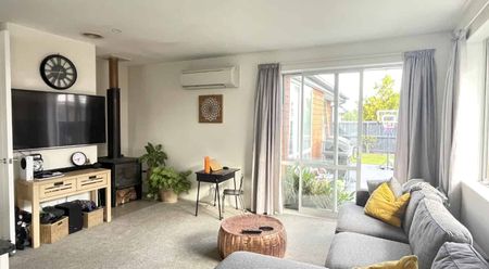 Spacious 3-Bedroom Family Home! - Photo 2