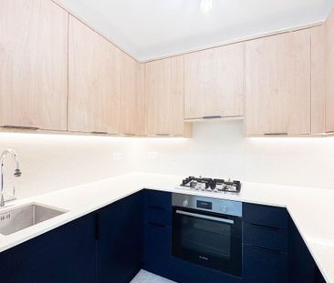 Sandringham Road, NW11, London - Photo 5