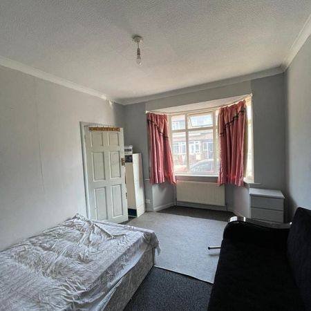 1 bedroom in a house share to rent - Photo 4