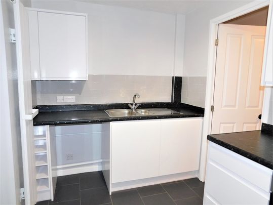2 bedroom semi-detached to let - Photo 1