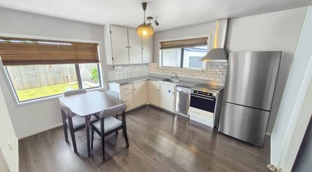 Sunny three-bedroom home - Photo 4