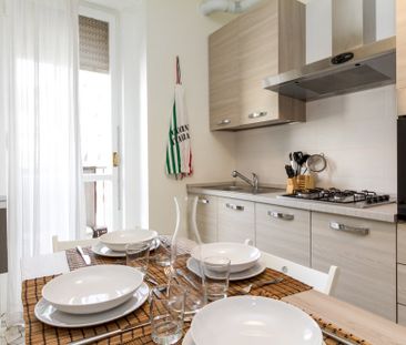 Elegant private room located on Via Maniago - Photo 2