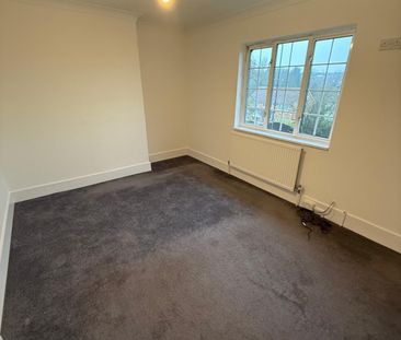 Bright, freshly refurbished 2-bedroom end terrace - Photo 1
