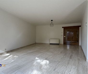 Ruim gerenoveerd appartement op het Sint-Martenplein - Photo 1