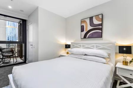 Modern Elegance with Abundant Light and Comfort - Photo 5