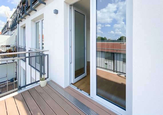 NEUWERTIG UND VERKEHRSGÜNSTIG WOHNEN - BALKON, FUSSBODENHEIZUNG, EINBAUKÜCHE , PARKETT UND AUFZUG - Photo 1