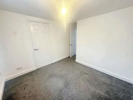 4 bedroom semi-detached house to rent - Photo 4