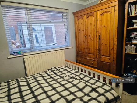 1 bedroom in a house share to rent - Photo 2