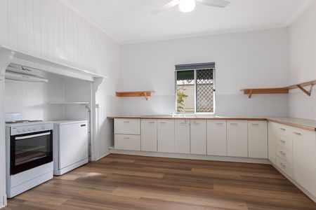 Character home in prime location - Photo 2