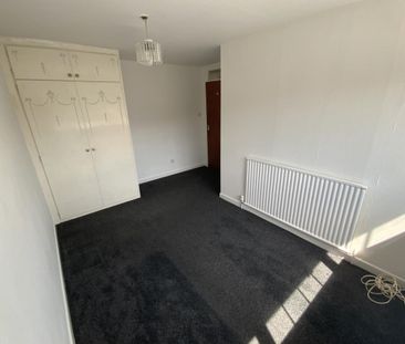 3 bedroom house - end terrace to rent - Photo 2