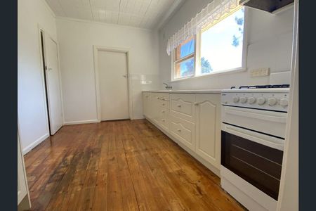 3 Bedroom Charming Home - Photo 5