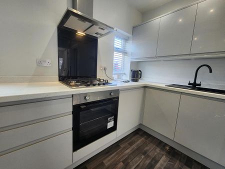 3 bedroom semi-detached house to rent - Photo 5