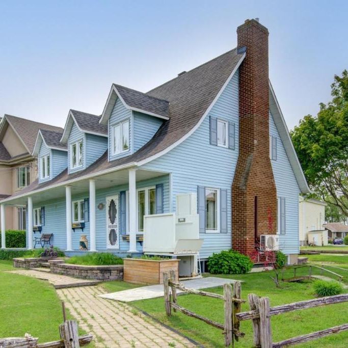 Maison riveraine 4 ch • 2 sdb + salle d'eau • Disponible 1er janv • 2 998 $/mois - Photo 1