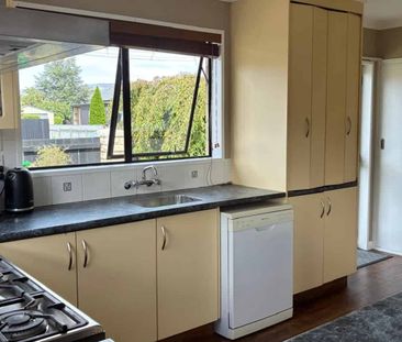 Three-bedroom Cromwell home with conservatory, fenced yard, and pet... - Photo 2