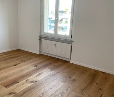 Gemütliche 4.0 Zimmer-Wohnung mit viel Holz und Fernsicht - Photo 2