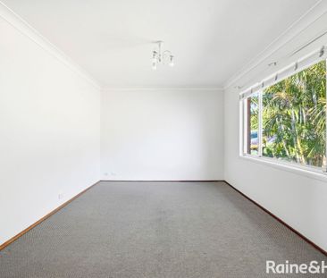 Bright & Spacious Living - Photo 3