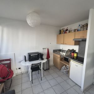 GRAND STUDIO MEUBLÉ AVEC PARKING - Photo 2