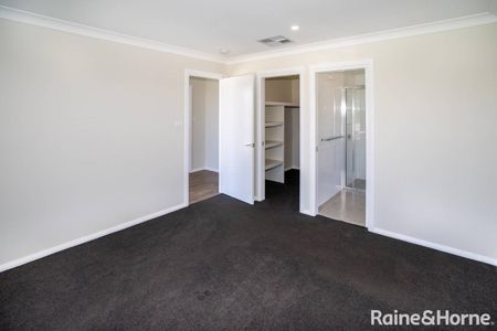 MODERN PROEPRTY IN STUNNING SUBURB - Photo 2