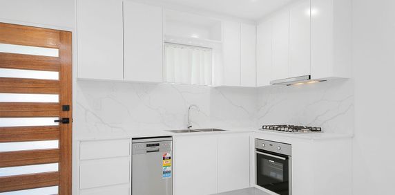 TOWNHOUSE STYLE LIVING - Photo 2