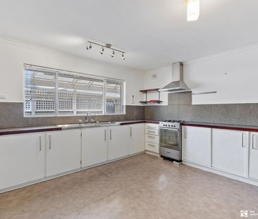 Quiet Front Unit Close to Beach, Cafes & Westfield Marion - Photo 4