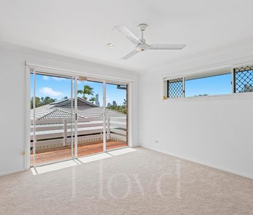 Spacious Waterfront Family Home in Broadbeach Waters. - Photo 4