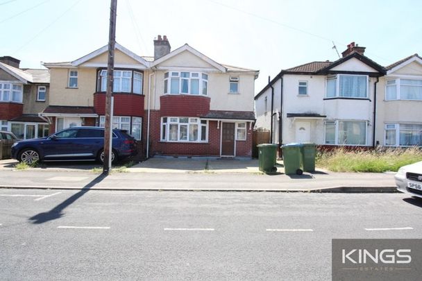 Honeysuckle Road, Southampton - Photo 1