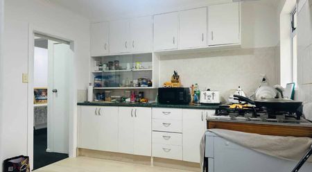 Spacious 4-Bedroom Family Home Ã¢ÂÂ Water & Internet Included - Photo 3