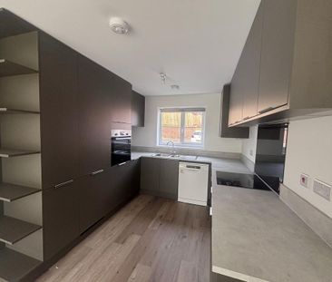 4 bedroom semi-detached house to rent - Photo 5