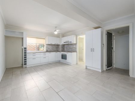2/16 Sutherland Avenue, Labrador - Photo 2