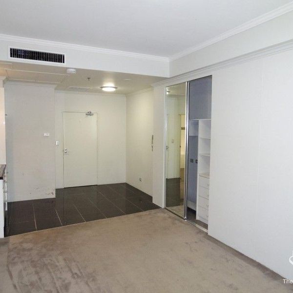 Studio Apartment in the heart of Chatswood - Photo 1
