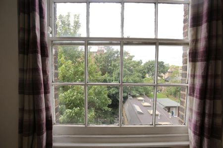 3 bedroom flat to rent - Photo 2