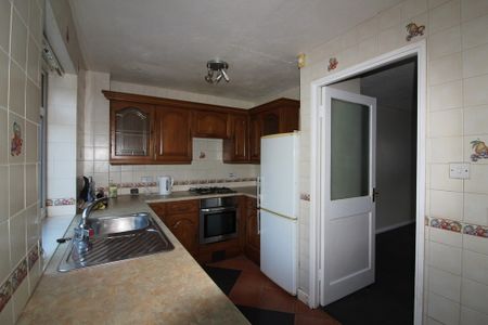 3 Bedroom Semi-Detached House - Photo 5