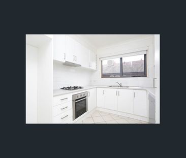 Size, sophistication & location! - Photo 2