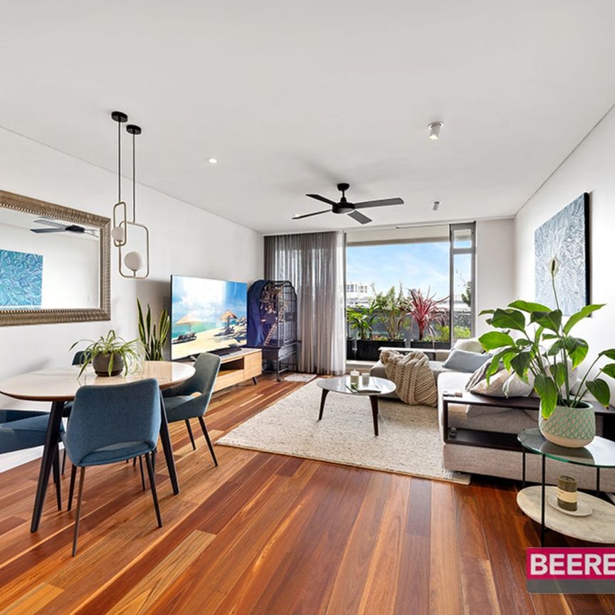 Elegant Unit with Floorboards & New Kitchen - Photo 1