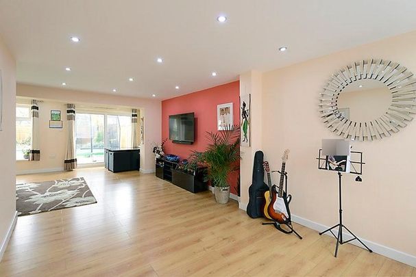 4 bedroom semi-detached house to rent - Photo 1