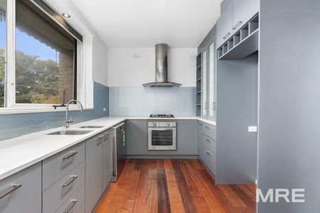 Stylish living in a premier setting - Photo 3