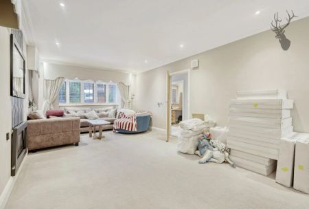 5 Bedroom House - Detached - Photo 2