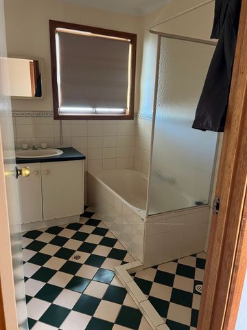 Comfortable 4 Bed 2 Bathroom Home - Photo 5