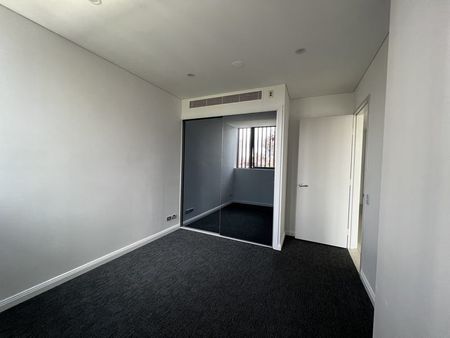 Spacious 2 Bedroom Apartment with walk to city buses and minutes to Maroubra Beach - Photo 4