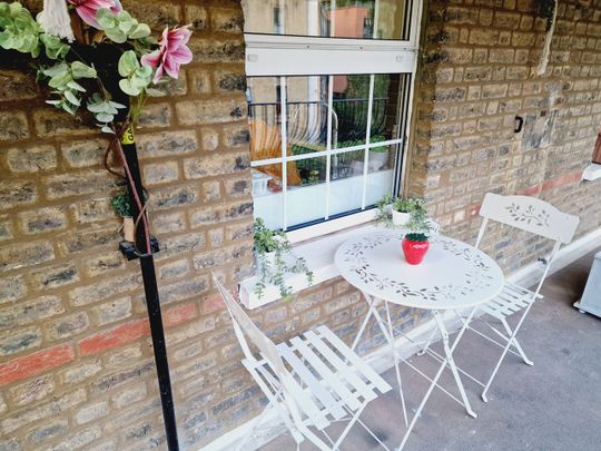 Studio Flat, Ebury Bridge Road, SW1W - Photo 1