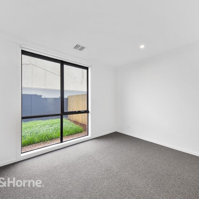 12 Montgomery Court, St Albans, VIC 3021 - Photo 1