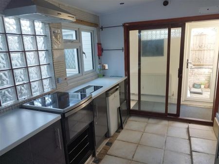 1 bedroom in a house share to rent - Photo 3